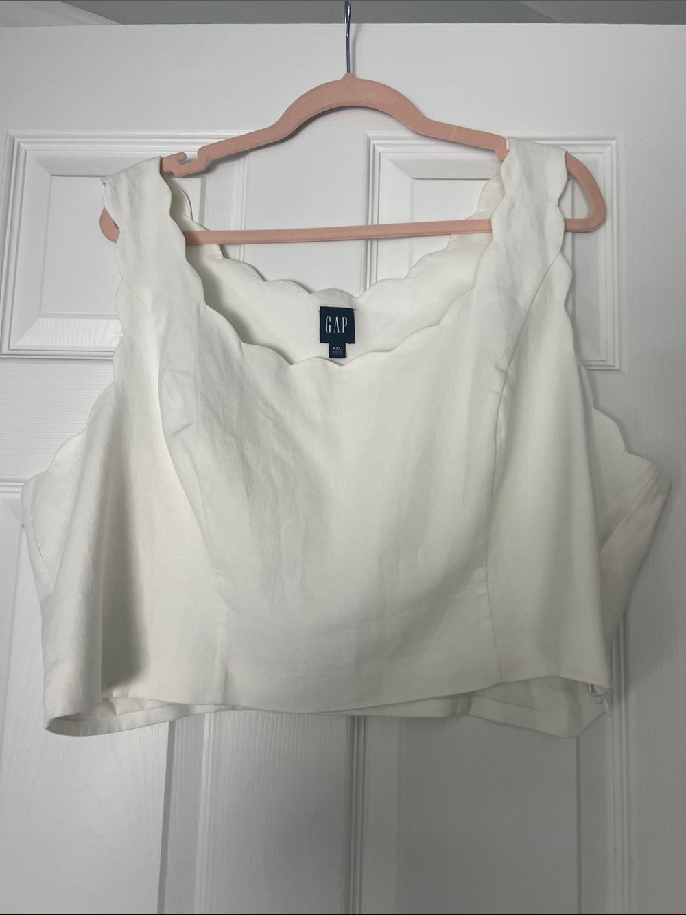 Gap scalloped off white crop tank with zipper- xxl